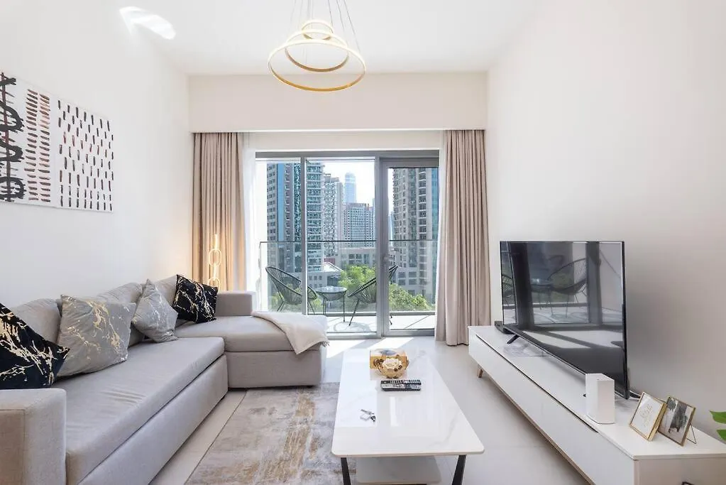 Stylish Urban Living - 1-Bedroom In Burj Royale Dubai Apartment