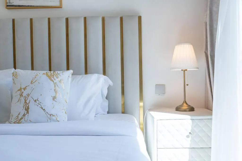 Stylish Urban Living - 1-Bedroom In Burj Royale Dubai Apartment