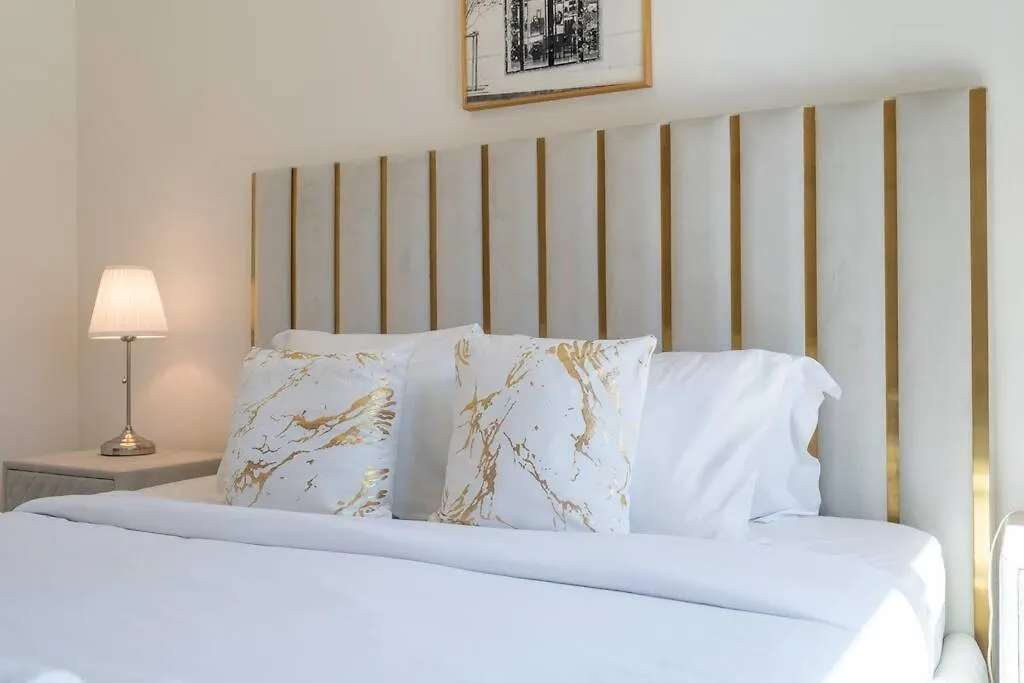Apartment Stylish Urban Living - 1-Bedroom In Burj Royale Dubai United Arab Emirates