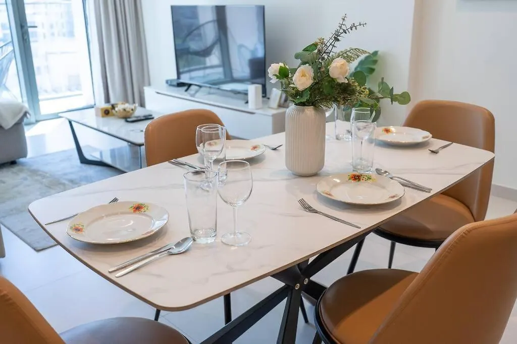 Stylish Urban Living - 1-Bedroom In Burj Royale Dubai Apartment