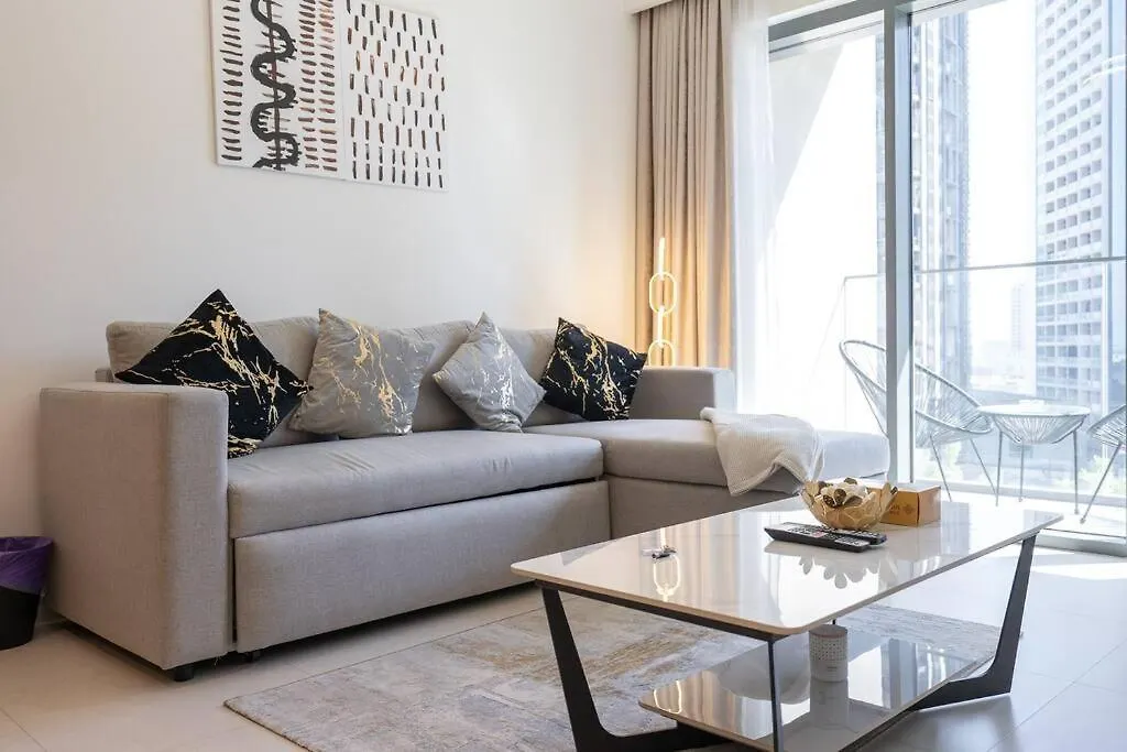 Stylish Urban Living - 1-Bedroom In Burj Royale Dubai