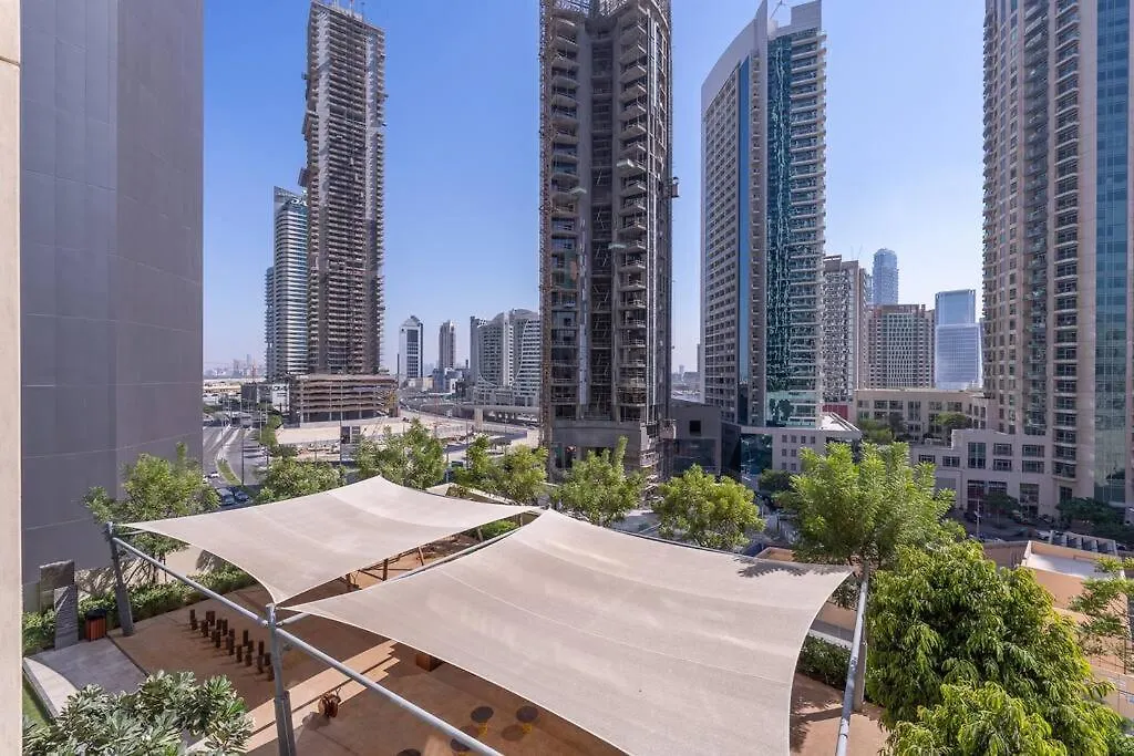 Stylish Urban Living - 1-Bedroom In Burj Royale Dubai Apartment